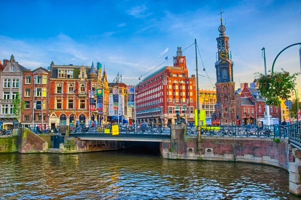 AMSTERDAM, OLANDA - GIUGNO 2013: fiume Amstel con bella casa — Foto Stock