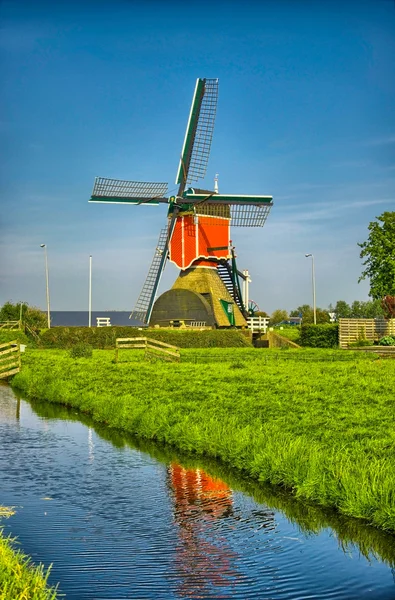 Väderkvarnar och vattenkanalen i Kinderdijk, Holland eller Nederländerna. — Stockfoto