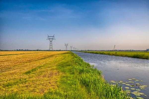 ミラー反射運河と草のフィールドとオランダの風景 — ストック写真