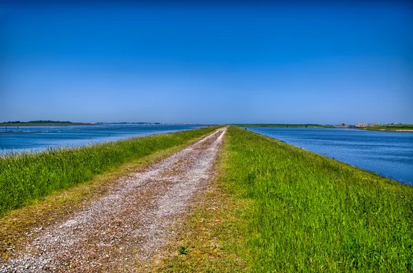 Landsvägen omgiven av vatten, Holland, Nederländerna, Hdr — Stockfoto