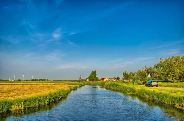 Holenderski pejzaż z kanału i trawa pola z lustrem uzyskiwania — Zdjęcie stockowe