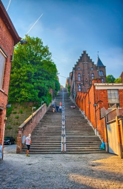 Liege, Belg Montagne de beuren merdiven ile kırmızı tuğla evler
