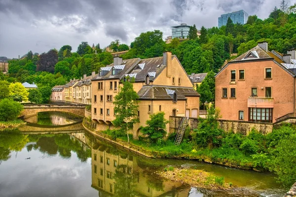 Řeka s domy a mosty v Lucemburku, Benelux, Hdr — Stock fotografie