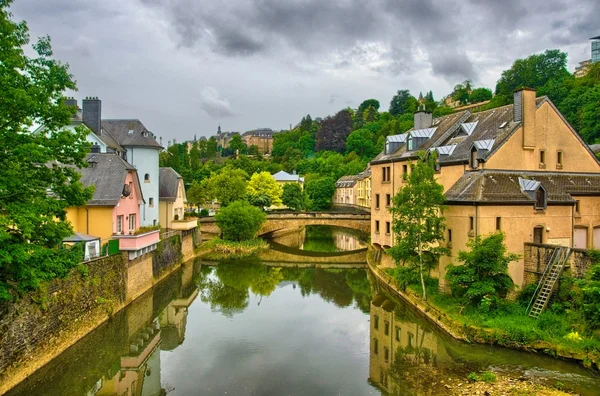Rivière avec maisons et ponts en Luxembourg, Benelux, HDR — Photo