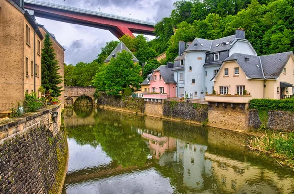 Rivière avec maisons et ponts en Luxembourg, Benelux, HDR — Photo