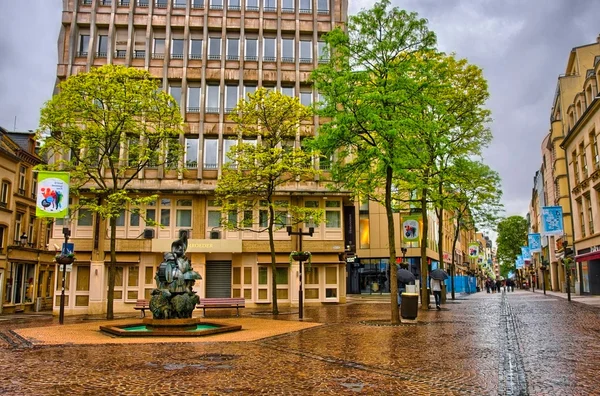 Lüksemburg şehri, Lüksemburg - Haziran 2013: Caddesi ve Meydanı ile bir — Stok fotoğraf