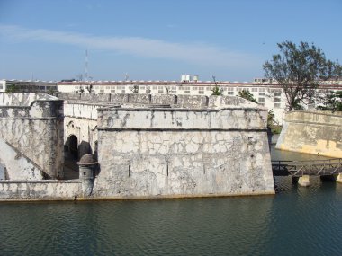 Su ile çevrili eski Kalesi