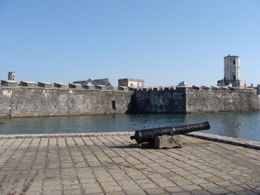 Su ile çevrili eski Kalesi