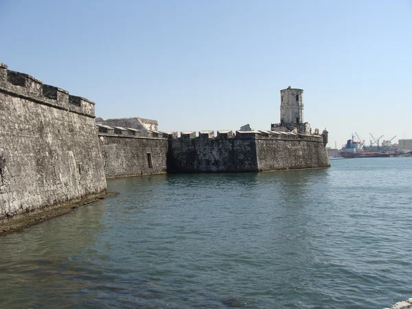 물에 의해 포위 하는 오래 된 요새 — 스톡 사진