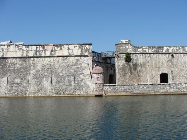 Forte velho rodeado de água — Fotografia de Stock