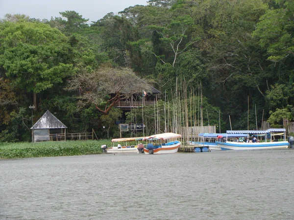 Båtar på sjön Catemaco — Stockfoto