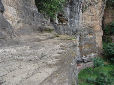 Büyük büyük kayalar