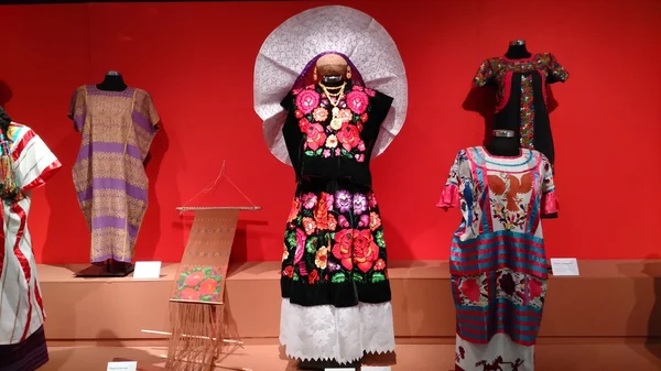 Vestidos tradicionais mexicanos do estado de Oaxaca . — Fotografia de Stock