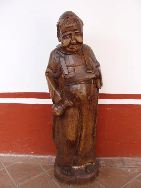 Деревянная фигура монаха — стоковое фото