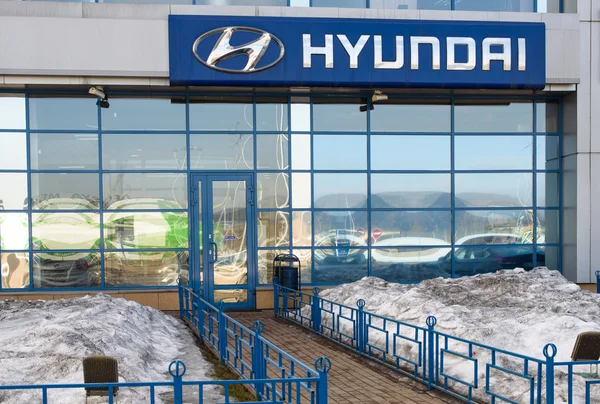 Novokuzněck, Rusko - 22 březen 2016: Kancelář firmy Hyundai. Společnost Hyundai Motor Company jihokorejské automobilce. — Stock fotografie