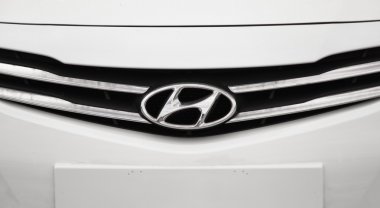 Novokuznetsk, Rusya - 22 Mart 2016: Logo Hyundai corporation araba Hyundai Accent (Solaris)