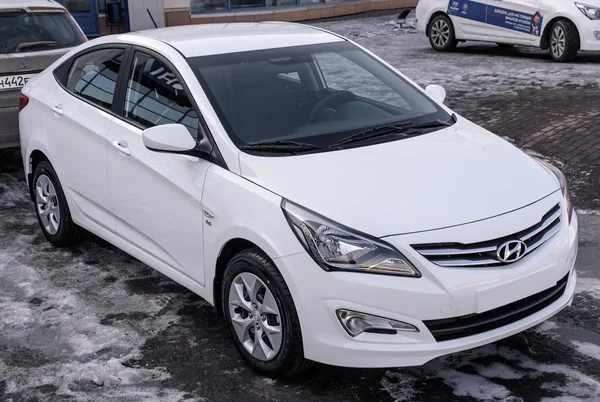 Nowokuźnieck, Rosja - zm. 22 marca 2016: Samochód Hyundai Accent (Solaris) na lodzie. — Zdjęcie stockowe