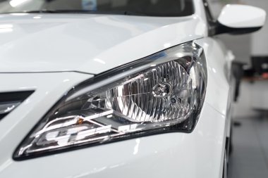 Novokuznetsk, Rusya - 27 Nisan 2016: Araba Hyundai Accent (Solaris) lamba