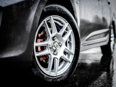 Novokuznetsk, Rusya - 27 Nisan 2016: Araba Hyundai Accent (Solaris) tekerlek