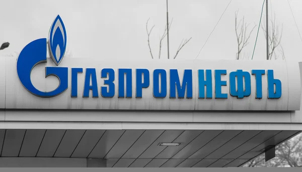 RÚSSIA 04 de abril de 2016 - OSINNIKI: o logotipo da marca "Gazprom", OSINNIKI . — Fotografia de Stock