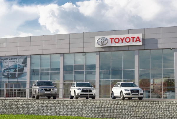 Novokuznetsk - 24 de abril: logo de Toyota en abril de 2016 en Novokuznetsk, Rusia. Toyota Motor Corporation es un fabricante de automóviles japonés . — Foto de Stock