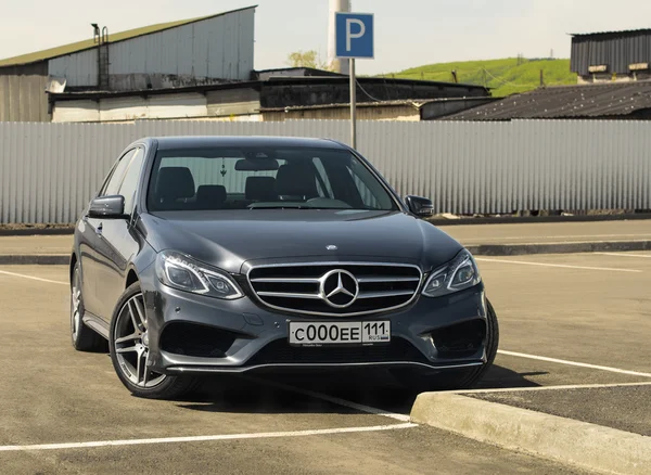 Novokuznetsk, Rusya Federasyonu - 15 Mayıs 2016: araba Mercedes-Benz E-Class Amg — Stok fotoğraf