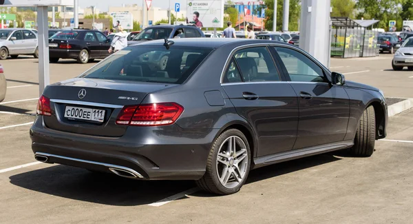 Novokuznetsk, Rusya Federasyonu - 15 Mayıs 2016: araba Mercedes-Benz E-Class Amg — Stok fotoğraf