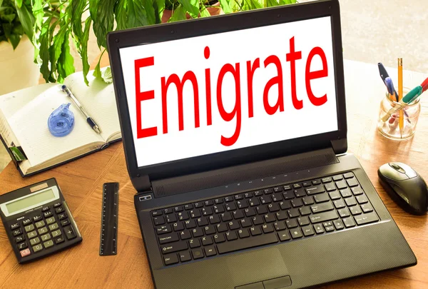 Emigra. Oficina de concepto — Foto de Stock