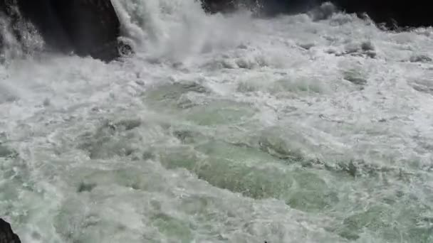 Бурлящий поток воды — стоковое видео