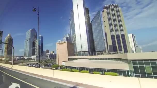 Dubai, uae - 23. Dezember: dubai internationales finanzzentrum (difc), wirtschafts- und finanzinstitutionen und die sheikh zayed straße am 23. Dezember 2013 in dubai, uae.stock video: — Stockvideo