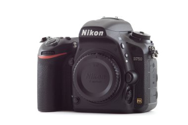 Osinniki, Rusya - 07 Aralık 2014: Nikon D750 kamera gövdesi, ilk dijital Slr fotoğraf makinesi Fx Nikonâ € ™ s tarih ile kendi etrafında dönmek perde ve Wi-Fi