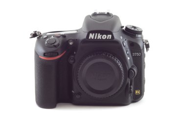 Osinniki, Rusya - 07 Aralık 2014: Nikon D750 kamera gövdesi, ilk dijital Slr fotoğraf makinesi Fx Nikonâ € ™ s tarih ile kendi etrafında dönmek perde ve Wi-Fi