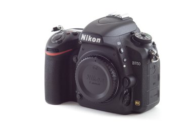 Osinniki, Rusya - 07 Aralık 2014: Nikon D750 kamera gövdesi, ilk dijital Slr fotoğraf makinesi Fx Nikonâ € ™ s tarih ile kendi etrafında dönmek perde ve Wi-Fi