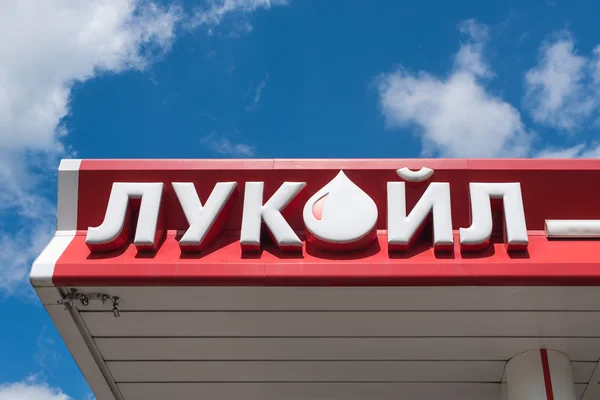 RUSIA 04 JUNIO 2015 - OSINNIKI: el logotipo de la marca "Lukoil", OSINNIKI . — Foto de Stock