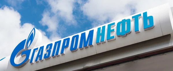 04 červen 2015 - Osinniki Rusko: logo značky "Gazprom", Osinniki. — Stock fotografie