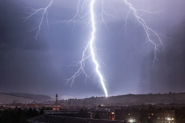 Tempestade relâmpago sobre a cidade — Fotografia de Stock