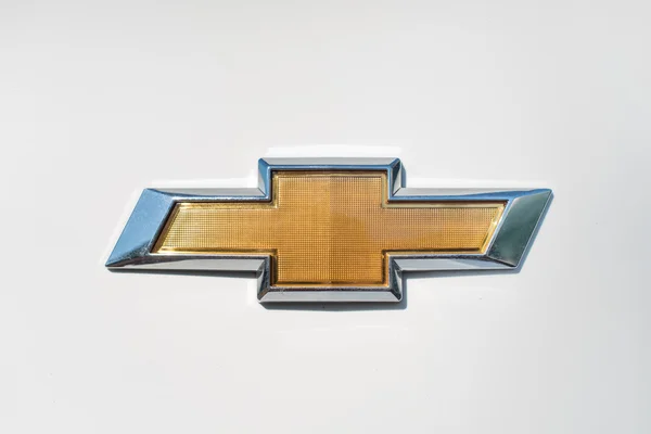 Osinniki 28 juni 2015: närbild av Chevrolet logotyp på Cruz bil den 28 juni 2015 i Osinniki, Ryssland — Stockfoto