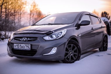 Osinniki, Rusya Federasyonu - 23 Kasım 2015: araba Hyundai Accent (Solaris) kar