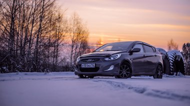 Osinniki, Rusya Federasyonu - 23 Kasım 2015: araba Hyundai Accent (Solaris) kar