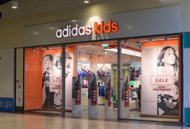 Novokuznetsk, Rusya Federasyonu - 14 Ocak: Novokuznetsk, Rusya üzerinde 14 Ocak 2016 Adidas çocuk mağazası