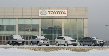 Novokuznetsk - 14 Ocak: Novokuznetsk, Rusya Toyota logo üzerinde 14 Ocak 2016. Japon otomotiv üreticisi Toyota Motor Corporation olduğunu.