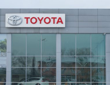 Novokuznetsk - 14 Ocak: Novokuznetsk, Rusya Toyota logo üzerinde 14 Ocak 2016. Japon otomotiv üreticisi Toyota Motor Corporation olduğunu.