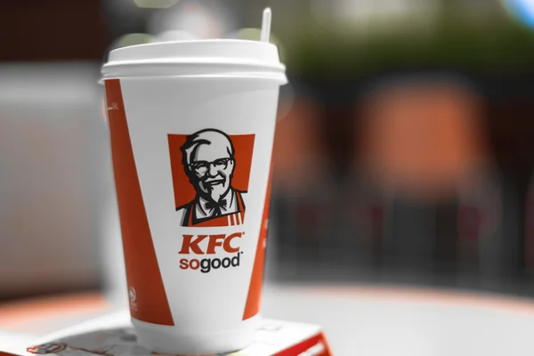 Новокузнецк, Россия - 14 января 2016 года: Kentucky Fried Chicken, KFC открыл свой первый ресторан в 1930 году и сейчас является всемирной сетью магазинов Take Away Food Outlets . — стоковое фото