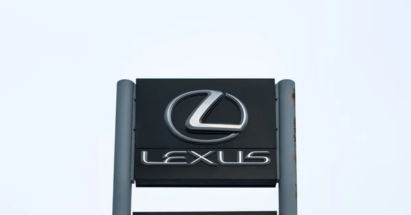 Новокузнецьк - 14 січня: Lexus логотип на 14 січня 2016 Новокузнецьк, Росія. Lexus Motor Corporation є японський виробник автомобільних. — стокове фото