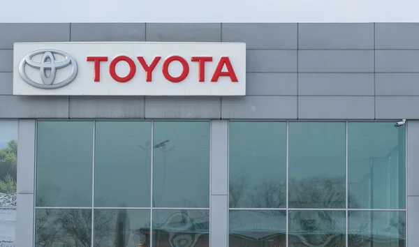 Novokuznetsk - 14 de enero: logotipo de Toyota el 14 de enero de 2016 en Novokuznetsk, Rusia. Toyota Motor Corporation es un fabricante de automóviles japonés . — Foto de Stock