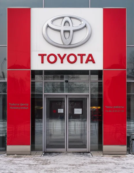 Novokuznetsk - 14 de enero: logotipo de Toyota el 14 de enero de 2016 en Novokuznetsk, Rusia. Toyota Motor Corporation es un fabricante de automóviles japonés . — Foto de Stock