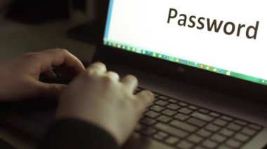 Adam onu laptop kullanarak bilgisayar şifre'yi girmek