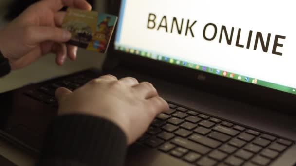 Man håller kreditkort på laptop för online-bank begreppsmässigt — Stockvideo