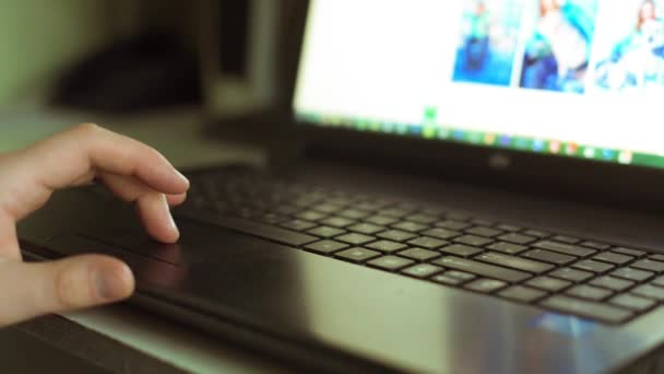 Hombre desplaza un sitio web utilizando su computadora portátil — Vídeo de stock