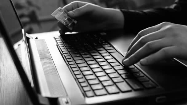 ऑनलाइन बैंक अवधारणा के लिए लैपटॉप पर क्रेडिट कार्ड पकड़ने वाला आदमी — स्टॉक वीडियो